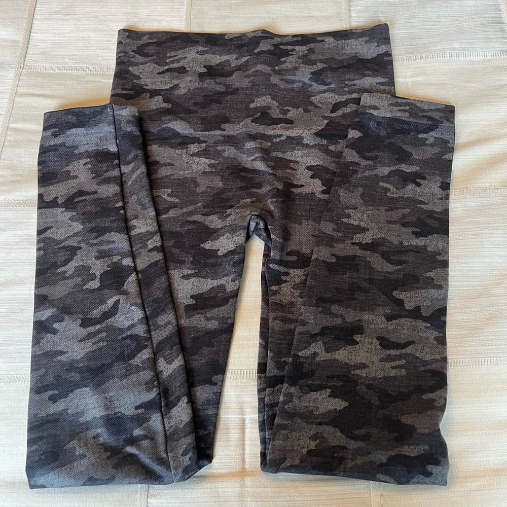 Spanx, leggings, black and grey cameo. Size medium.